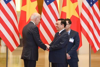 Chủ tịch Quốc hội Vương Đình Huệ chào mừng Tổng thống Hoa Kỳ Joe Biden đến Nhà Quốc hội.