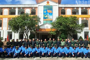 Đội K53 chụp hình lưu niệm với Ban Chỉ đạo 515 tỉnh Kon Tum trước lúc xuất quân.