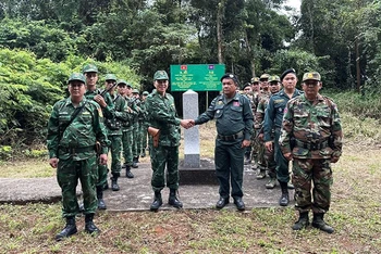 Đồn Biên phòng Hồ Le và lực lượng bảo vệ biên giới Rattanakiri, Campuchia trao đổi thông tin tại cột mốc 17.