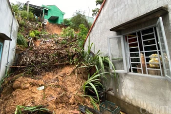 Sạt lở đất gây mất an toàn cho các nhà dân phía sau Bệnh viện Đa khoa khu vực miền núi phía Bắc Quảng Nam.