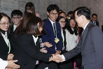 Chủ tịch nước Võ Văn Thưởng với học sinh Việt Nam đang học tại Trường Đại học Kyushu. (Ảnh: TTXVN)