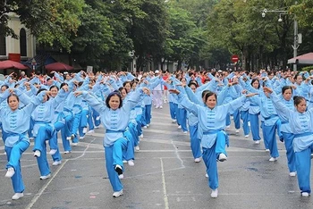 Hơn 2.000 người cao tuổi thành phố Hà Nội đồng diễn thể dục dưỡng sinh. Ảnh: MẠNH TRƯỜNG