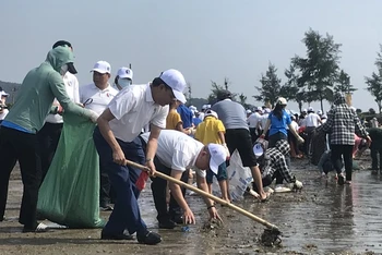 Các lượng tham gia thu gom rác thải trên bãi biển Cửa Lò.