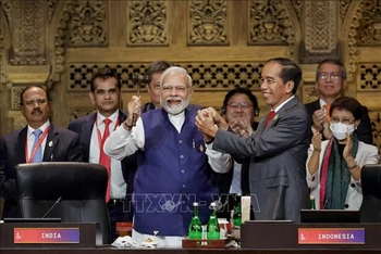 Tổng thống Indonesia Joko Widodo (phải, hàng trước) trao búa chuyển giao cương vị Chủ tịch G20 cho Thủ tướng Ấn Độ Narendra Modi (trái, hàng trước) tại lễ bế mạc Hội nghị G20 ở Bali (Indonesia), ngày 16/11/2022. Ảnh: AFP/TTXVN