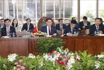 Chủ tịch Quốc hội Vương Đình Huệ phát biểu tại cuộc hội đàm với Chủ tịch Quốc hội Bangladesh Shirin Sharmin Chaudhury. (Ảnh: TTXVN)
