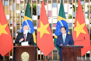 Tổng thống Brazil Lula da Silva và Thủ tướng Phạm Minh Chính tại buổi họp báo.