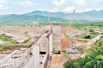 Dự án hồ chứa nước sông Than, huyện Ninh Sơn (Ninh Thuận) đang trơ trọi do các nhà thầu không bảo đảm tiến độ thi công.