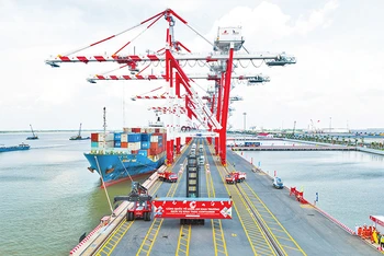 Phát triển logistics, hệ thống cảng biển là điểm nhấn để thu hút đầu tư của Long An. Trong ảnh: Một góc Cảng quốc tế Long An.