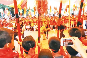 Trò chơi đánh Bệt diễn ra hấp dẫn, sôi động trong Lễ hội đền Sượt.