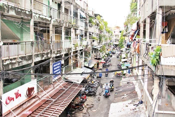 Chung cư Nguyễn Thiện Thuật (Quận 3) xây dựng cách đây 45 năm nay đã xuống cấp, tiềm ẩn nhiều nguy cơ về cháy nổ. (Ảnh THẾ ANH)