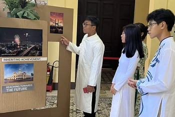 Khách tham quan trụ sở Hội đồng nhân dân và Ủy ban nhân dân Thành phố Hồ Chí Minh trong sáng 1/9.