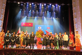 Đại biểu tặng hoa cho các nghệ sĩ biểu diễn trong chương trình.