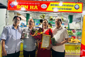 Nhiều lãnh đạo tỉnh Bạc Liêu đến tham quan và chúc mừng các chủ cơ sở vừa được trao giấy chứng nhận sản phẩm OCOP 4 sao. (Ảnh: TRỌNG DUY)