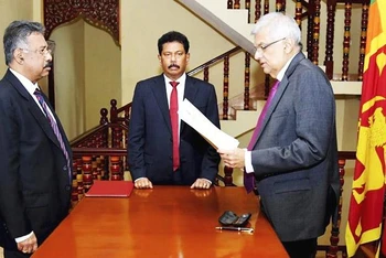 Thủ tướng Ranil Wickremesinghe (phải) đã tuyên thệ nhậm chức quyền Tổng thống Sri Lanka. Ảnh: AP