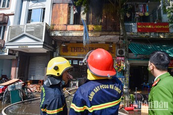 [Ảnh] Kịp thời dập tắt đám cháy tại số nhà 240 Hàng Bông, Hà Nội