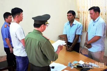 Cơ quan An ninh điều tra, Công an tỉnh Đắk Lắk thi hành lệnh bắt đối tượng Y Krếch Byă (đối tượng bị còng tay đứng thứ 2 từ bên phải qua).