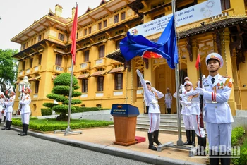 [Ảnh] Lễ thượng cờ kỷ niệm 56 năm thành lập ASEAN