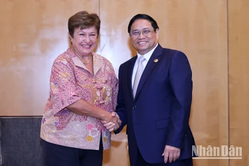 Thủ tướng Phạm Minh Chính và Giám đốc điều hành Quỹ Tiền tệ Quốc tế (IMF) Kristalina Georgieva tại Hội nghị Cấp cao ASEAN lần thứ 43. (Ảnh: Nhật Bắc)