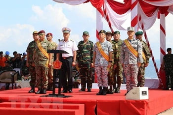 Đại diện quân đội các nước tham gia Diễn tập Đoàn kết ASEAN lần thứ nhất. (Ảnh: Hữu Chiến/TTXVN)