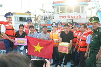 Trung tướng Bùi Quốc Oai, Bí thư Đảng ủy, Chính ủy Cảnh sát biển Việt Nam trao quà, cờ Tổ quốc tặng ngư dân huyện đảo Phú Quý, tỉnh Bình Thuận.