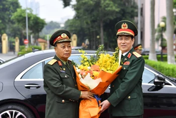 Đại tướng Lương Cường đón Thượng tướng Thongloi Silivong tại Trụ sở Bộ Quốc phòng.