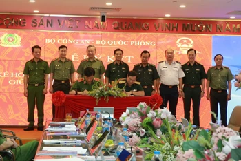 Đại tướng Tô Lâm và Đại tướng Phan Văn Giang chứng kiến Lễ ký kết kế hoạch phối hợp triển khai Đề án 06 của Chính phủ giữa hai bộ.