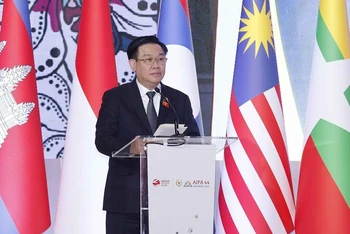 Chủ tịch Quốc hội Vương Đình Huệ phát biểu tại Phiên họp toàn thể thứ nhất Đại hội đồng AIPA-44 diễn ra ở thủ đô Jakarta, Indonesia. (Ảnh: TTXVN)