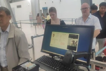 Nội Bài thí điểm xác thực khách bằng căn cước gắn chíp 