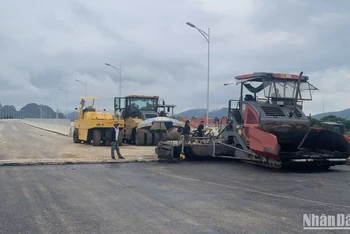 Các nhà thầu huy động phương tiện thảm nhựa những đoạn cuối cùng dự án Mai Sơn-Quốc lộ 45.