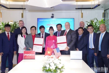 Chủ tịch Vietjet Nguyễn Thị Phương Thảo (giữa) chứng kiến trao đổi ký kết thỏa thuận tài trợ tàu bay giữa Carlyle Aviation Partners và Vietjet.