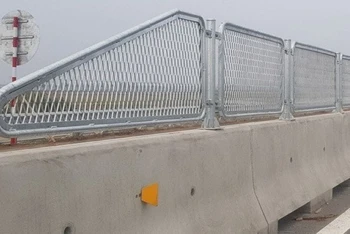 Tại các đoạn cao tốc đã thông xe tạm, dải phân cách giữa là các khối bê-tông đúc không đáp ứng cho việc lắp cột đèn chiếu sáng cũng như thiết bị ITS.