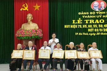 Đồng chí Trần Thế Dũng, Phó Bí thư Thường trực Tỉnh ủy Hà Tĩnh trao Huy hiệu 75 năm tuổi Đảng cho các đảng viên ở thành phố Hà Tĩnh. 
