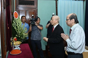 Tổng Bí thư Nguyễn Phú Trọng dâng hương, tưởng niệm Chủ tịch Hồ Chí Minh. 