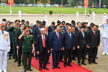 Các đồng chí lãnh đạo, nguyên lãnh đạo Đảng, Nhà nước thành kính tưởng nhớ Chủ tịch Hồ Chí Minh.