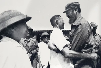 Bí thư Tỉnh ủy Quảng Trị Hồ Sỹ Thản đón Chủ tịch Cuba Fidel Castro tại bờ nam sông Bến Hải vào sáng 15/9/1973. (Ảnh: Tư liệu)