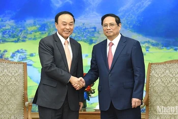 Thủ tướng Phạm Minh Chính tiếp Bộ trưởng Y tế Lào Bounfeng Phoummalaysith. (Ảnh: TRẦN HẢI)
