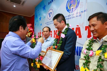 Ông Mai Tuấn Đạt - Phó Tổng Giám đốc BSR đại diện nhận giải thưởng đơn vị có nhiều giải pháp tham dự hội thi và nhiều giải pháp đạt giải.