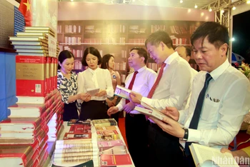Lãnh đạo tỉnh và lãnh đạo một số sở, ngành tỉnh Nam Định tham quan gian hàng sách tại sự kiện.