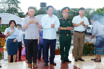 Các đại biểu tri ân các anh hùng liệt sĩ Việt Nam và Lào. (Ảnh: Trịnh Dũng)