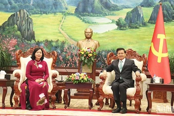 Đồng chí Bùi Thị Minh Hoài và Tổng Bí thư, Chủ tịch nước Lào Thongloun Sisoulith. (Ảnh: TRỊNH DŨNG)