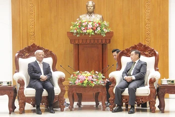 Chủ tịch Quốc hội Lào Xaysomphone Phomvihane tiếp Đoàn đại biểu Ủy ban Hòa bình Việt Nam. (Ảnh: HẢI TIẾN)