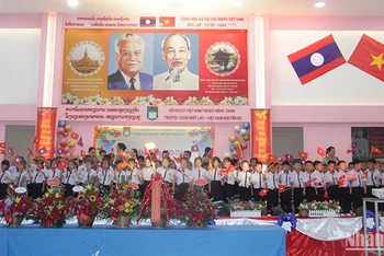 Lễ khai giảng Năm học 2023-2024 của thầy cô và học sinh Trường song ngữ Lào-Việt Nam Nguyễn Du. (Ảnh: Hải Tiến)