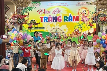 Con em cộng đồng người Việt Nam tại thủ đô Vientiane vui đón Tết Trung thu. (Ảnh: Trịnh Dũng)