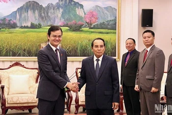 Phó Chủ tịch nước Lào Bounthong Chitmany tiếp Đoàn đại biểu cấp cao Trung ương Đoàn TNCS Hồ Chí Minh. (Ảnh: Trịnh Dũng)