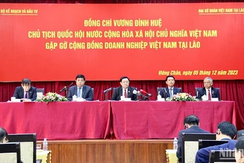 Chủ tịch Quốc hội Vương Đình Huệ gặp gỡ cộng đồng Doanh nghiệp Việt Nam tại Lào. Ảnh: Hải Tiến
