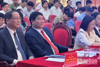 Đại diện lãnh đạo tỉnh Lạng Sơn và các điển hình tiên tiến tham dự hội nghị sơ kết.