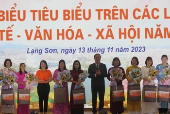 Lãnh đạo Ủy ban nhân dân tỉnh Lạng Sơn tặng hoa và quà cho phụ nữ tiêu biểu trong các lĩnh vực kinh tế, xã hội... 