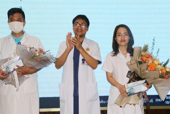 TS Nguyễn Công Hựu, Giám đốc Bệnh viện E chúc mừng 2 bác sĩ trẻ hoàn thành nhiệm vụ.