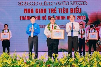 Lãnh đạo Trung ương Đoàn và Thành ủy Thành phố Hồ Chí Minh trao giải thưởng cho Nhà giáo trẻ tiêu biểu Thành phố Hồ Chí Minh. (Ảnh: THÀNH ĐẠT).