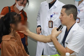 Tiến sĩ, bác sĩ nội trú Nguyễn Tấn Văn khám cho bệnh nhi.